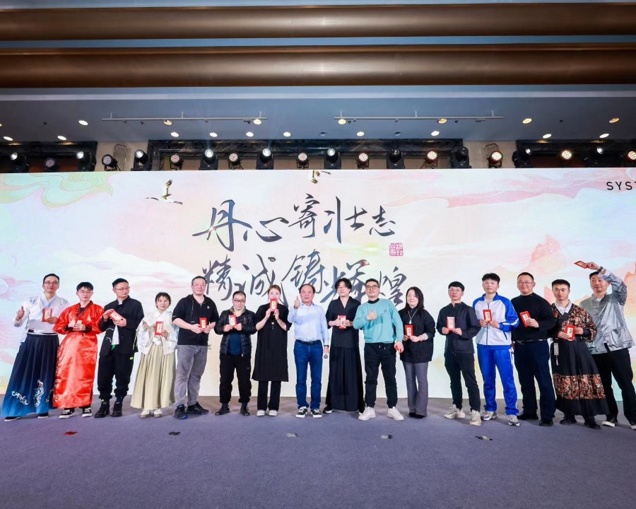 丹心寄壮志，精诚铸辉煌