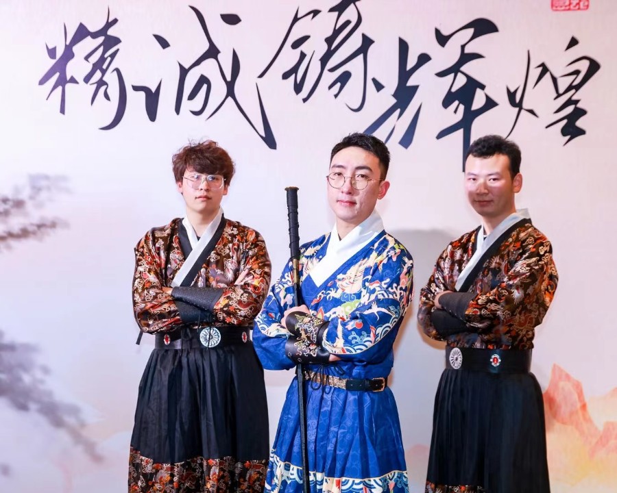 丹心寄壮志，精诚铸辉煌