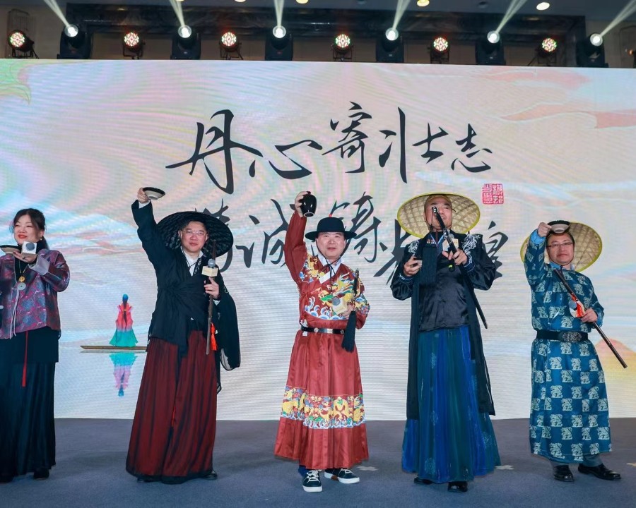 丹心寄壮志，精诚铸辉煌
